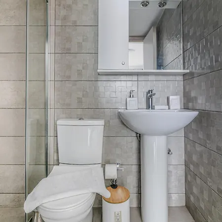 Appartement Spacious Flat For Friends & Couples With Balcony *