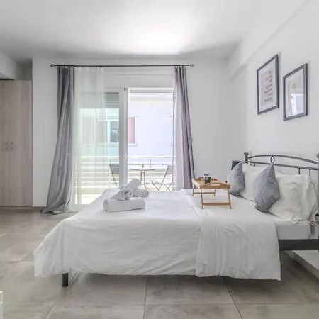 Spacious Flat For Friends & Couples With Balcony