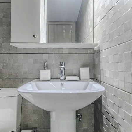 Spacious Flat For Friends & Couples With Balcony Iraklion