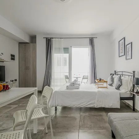 Spacious Flat For Friends & Couples With Balcony *