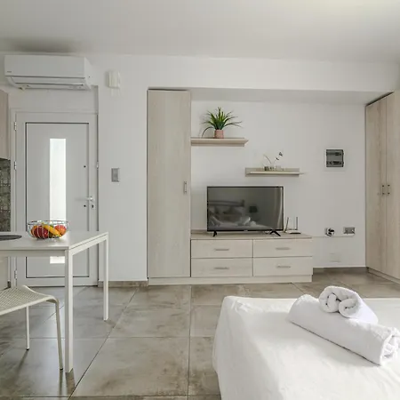 Spacious Flat For Friends & Couples With Balcony Appartement Iraklion